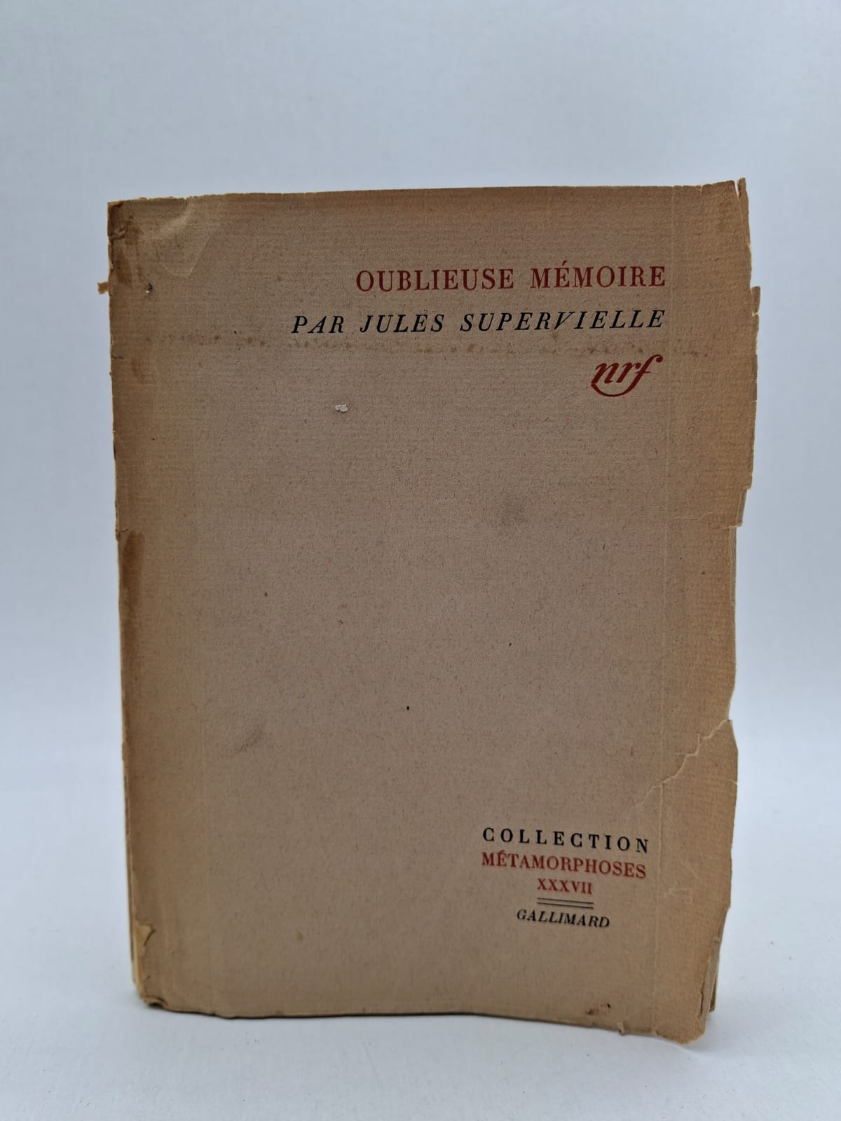 Oublieuse mémoire-Jules Supervielle Publié initialement en 1949, ce recueil est l'un des sommets de l'œuvre lyrique de l'auteur franco-uruguayen. Les poèmes y traitent de la fragilité de l'existence humaine et du dialogue constant entre le monde visible et l'invisible. Supervielle y déploie un style limpide pour évoquer la nostalgie des origines et le mystère des objets quotidiens. L'œuvre interroge la capacité de l'esprit à retenir la vie face au temps qui passe et à l'oubli inévitable.