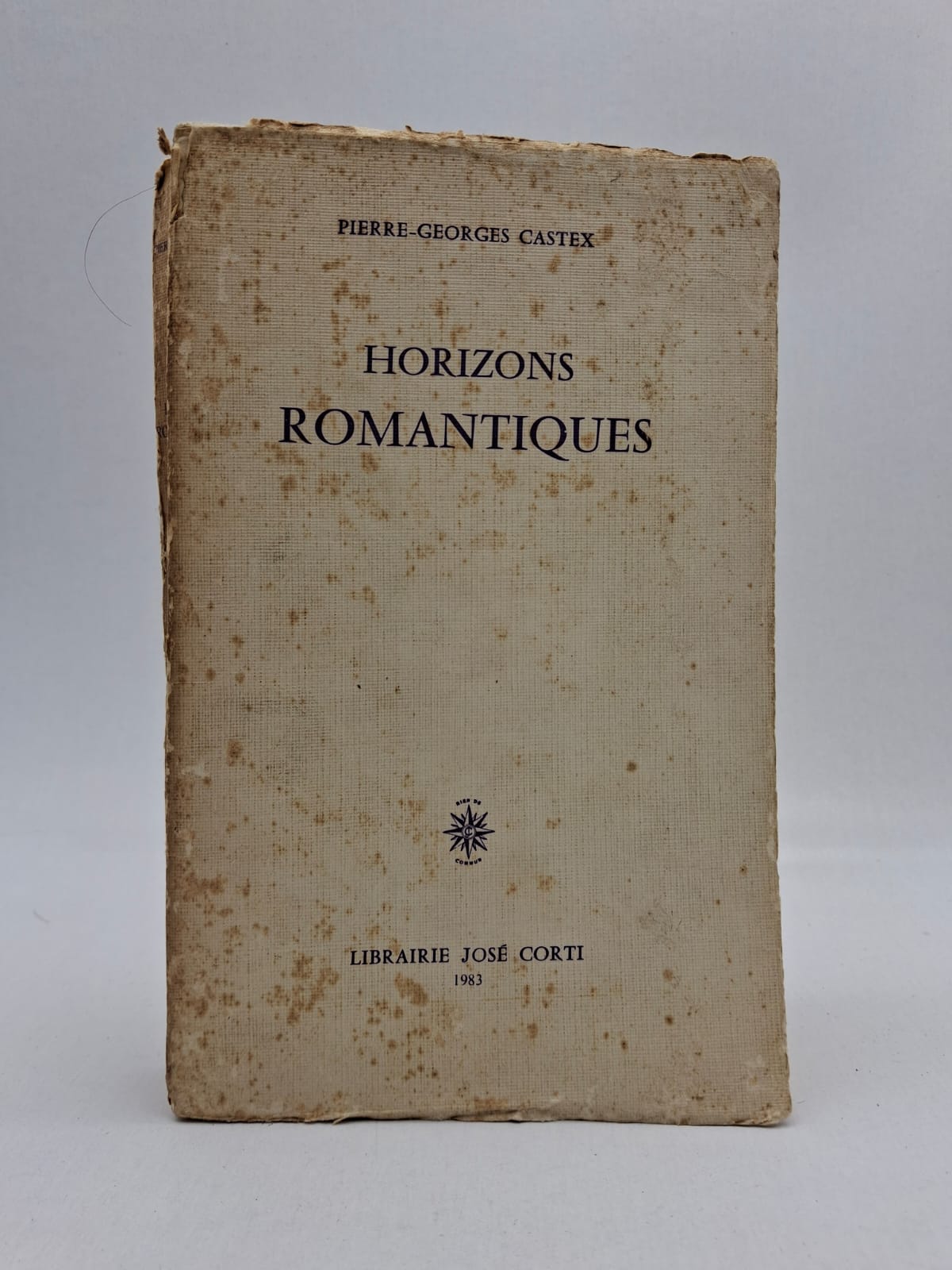 Horizons Romantiques-Pierre-Georges Castex. L'auteur, éminent spécialiste de la littérature du XIXe siècle, analyse les diverses facettes de l'imaginaire romantique. L'ouvrage examine l'évolution de la sensibilité littéraire à travers des auteurs clés tels que Victor Hugo, Vigny ou Musset. Il met en lumière les tensions entre la réalité historique et l'aspiration à l'idéal qui caractérisent cette période charnière. Cette édition de 1983, publiée par la Librairie José Corti, demeure une référence académique pour comprendre l'esthétique du romantisme