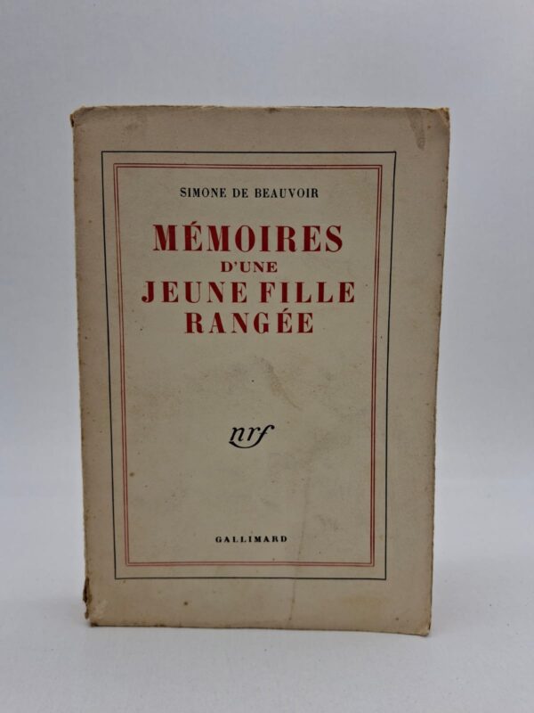 L'autrice y décrit son enfance et son adolescence passées dans un milieu familial traditionaliste et dévôt. Le livre relate sa perte de la foi religieuse et sa soif grandissante d'indépendance par les études et l'écriture. Elle y évoque ses amitiés déterminantes, notamment avec Zaza, et sa rencontre décisive avec Jean-Paul Sartre. Cette œuvre majeure, publiée chez Gallimard (NRF), explore la construction d'une conscience libre face aux conventions sociales