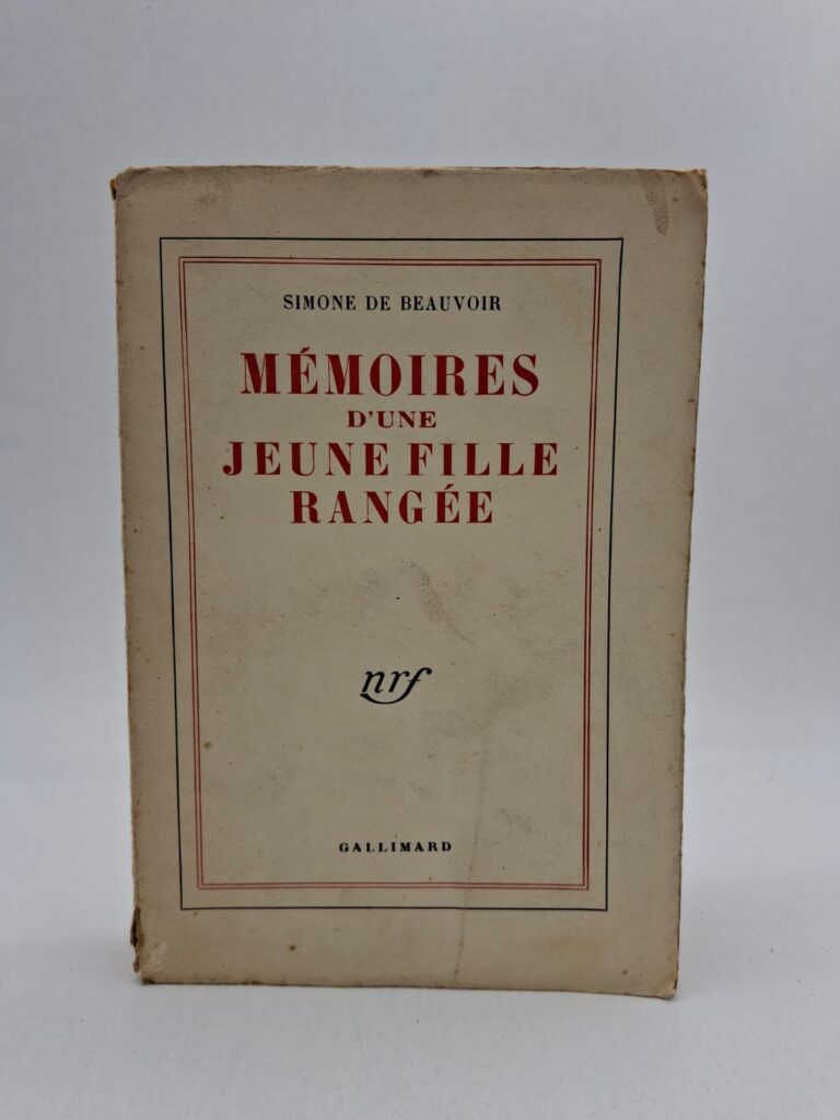 L'autrice y décrit son enfance et son adolescence passées dans un milieu familial traditionaliste et dévôt. Le livre relate sa perte de la foi religieuse et sa soif grandissante d'indépendance par les études et l'écriture. Elle y évoque ses amitiés déterminantes, notamment avec Zaza, et sa rencontre décisive avec Jean-Paul Sartre. Cette œuvre majeure, publiée chez Gallimard (NRF), explore la construction d'une conscience libre face aux conventions sociales