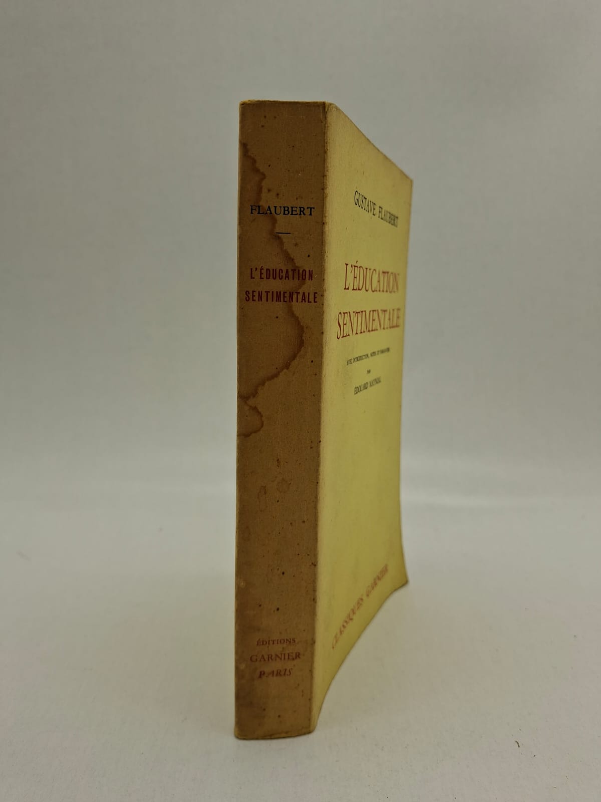 L’Éducation sentimentale Gustave Flaubert L’histoire suit Frédéric Moreau, un jeune homme ambitieux et rêveur. Il tombe amoureux de Madame Arnoux et cherche sa place dans la société parisienne. Le roman décrit les illusions, les échecs amoureux et les changements politiques de l’époque. Flaubert peint avec réalisme la société française et les sentiments humains.