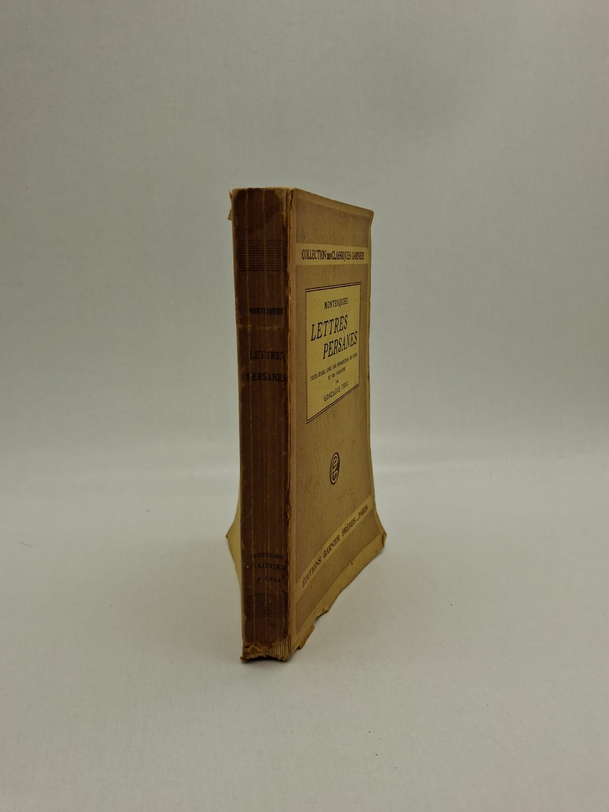 Lettres persanes Montesquieu Usbek et Rica, deux Persans, voyagent en France et observent les habitudes des Français. À travers leurs lettres, Montesquieu critique la politique, la religion et les comportements sociaux. Le livre montre les différences entre les cultures orientale et occidentale. Cette œuvre est aussi une réflexion sur la liberté, la justice et le pouvoir.