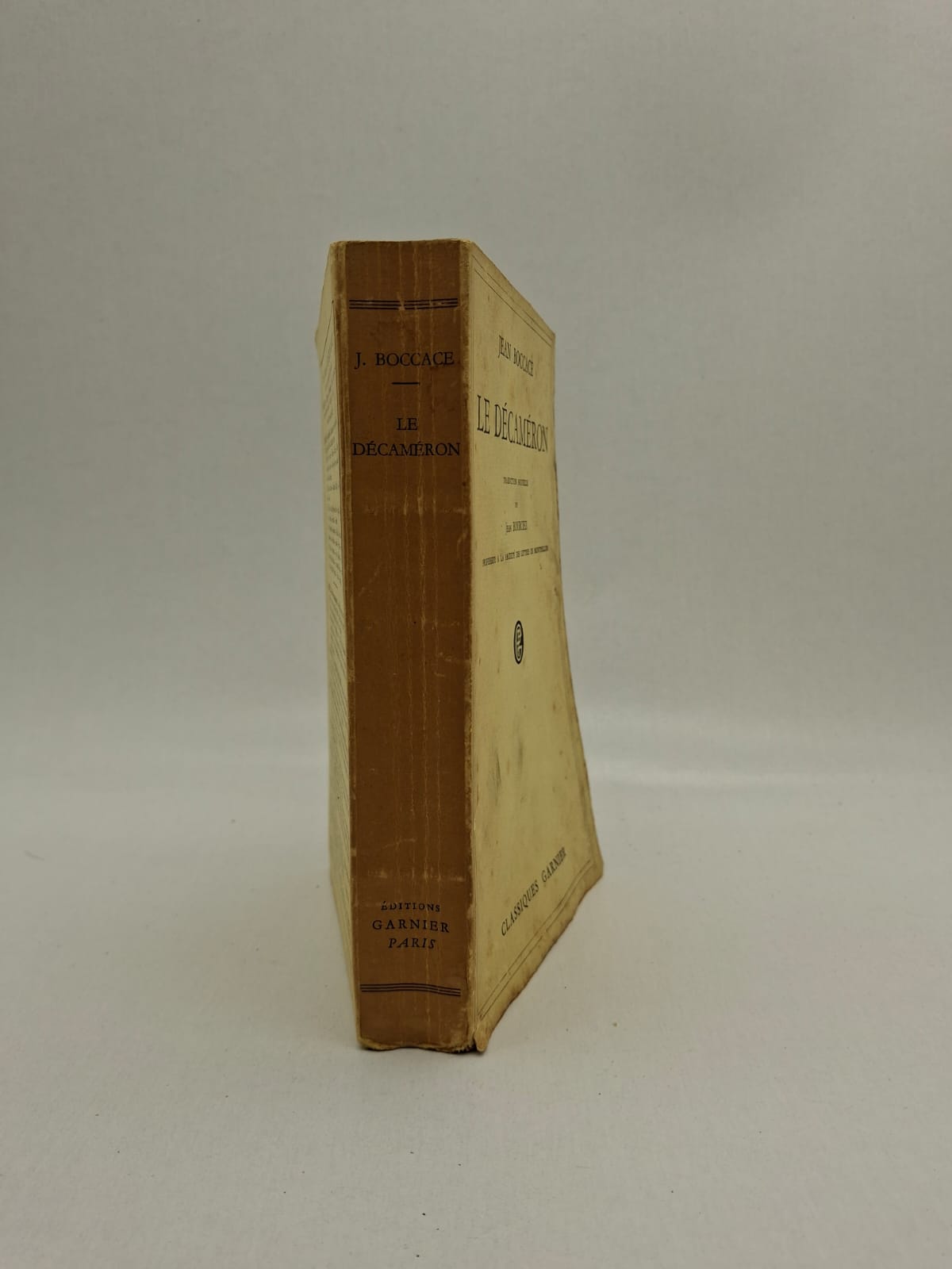 Le Décaméron Jean Boccace Dix jeunes gens fuient Florence pour échapper à la peste noire. Pendant dix jours, chacun raconte des histoires variées, soit cent contes au total. Les récits parlent d’amour, d’intelligence, de ruse et des comportements humains. Boccace offre une vision vivante et critique de la société de son époque.