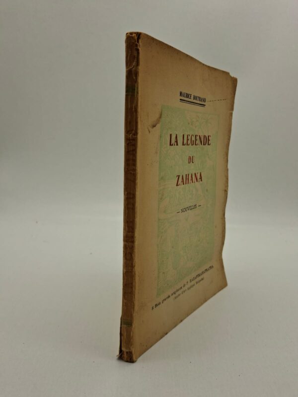 Dans La Légende du Zahana, Maurice Boutrand raconte plusieurs histoires marquées par le mystère et les croyances populaires. Les personnages vivent des aventures liées à la nature, aux esprits et aux coutumes locales. L’auteur met en valeur la richesse culturelle et les traditions orales africaines. Le livre mélange imaginaire, sagesse et description de la vie traditionnelle.