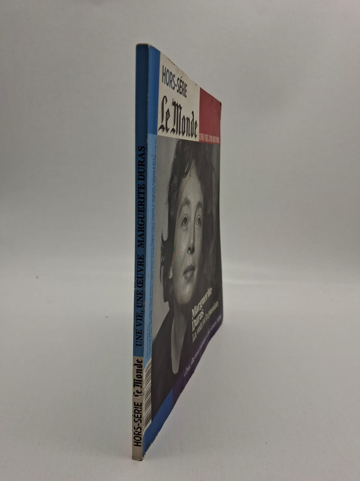 Marguerite Duras : La voix et la passion Le magazine retrace la vie et le parcours littéraire de Marguerite Duras. Il présente ses œuvres les plus importantes ainsi que son style d’écriture unique et sensible. Des analyses et témoignages montrent son engagement artistique et personnel. Ce numéro souligne l’importance de son héritage culturel et littéraire dans le monde moderne.