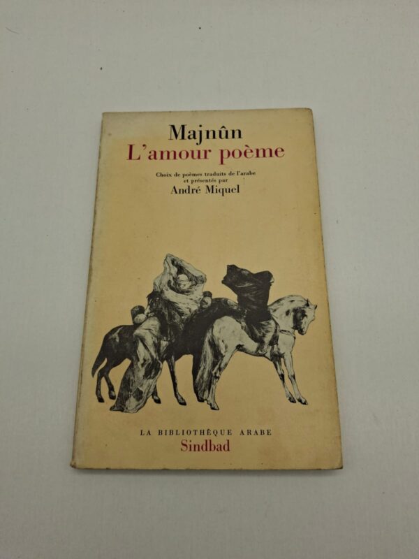 L'ouvrage présente une sélection de poèmes attribués à Qays ibn al-Mulawwah, surnommé Majnûn (le possédé), dédiés à son amour impossible pour Laylâ. Le texte explore les thèmes du désir pur, de la souffrance de l'absence et de la dévotion totale menant à la folie. La traduction d'André Miquel rend hommage à la beauté lyrique et à la profondeur spirituelle de ces vers fondateurs du patrimoine littéraire arabe. Cette édition est publiée par Sindbad dans la collection « La Bibliothèque arabe », spécialisée dans la diffusion des chefs-d'œuvre de l'Orient.