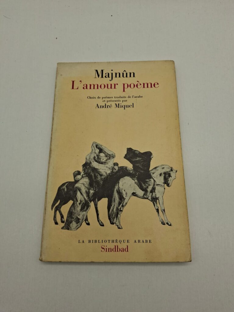 L'ouvrage présente une sélection de poèmes attribués à Qays ibn al-Mulawwah, surnommé Majnûn (le possédé), dédiés à son amour impossible pour Laylâ. Le texte explore les thèmes du désir pur, de la souffrance de l'absence et de la dévotion totale menant à la folie. La traduction d'André Miquel rend hommage à la beauté lyrique et à la profondeur spirituelle de ces vers fondateurs du patrimoine littéraire arabe. Cette édition est publiée par Sindbad dans la collection « La Bibliothèque arabe », spécialisée dans la diffusion des chefs-d'œuvre de l'Orient.