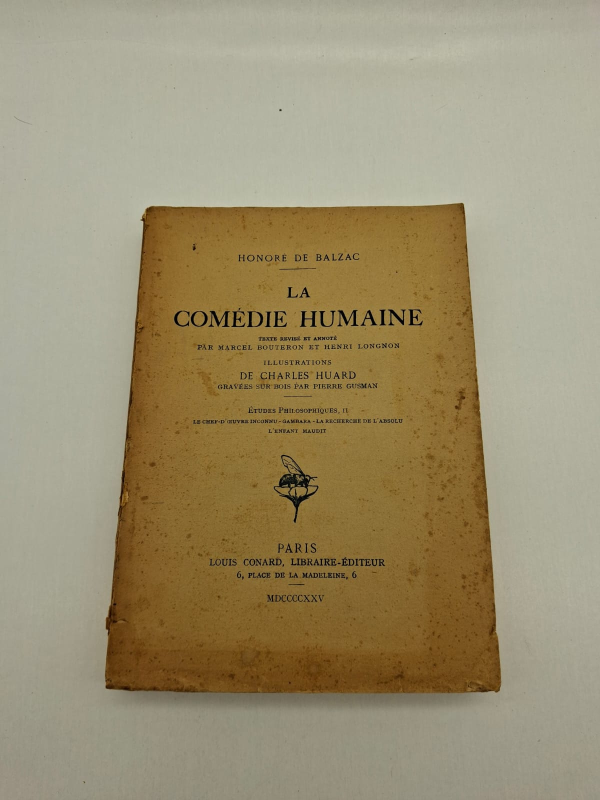 La Comédie Humaine-Honoré de Balzac Ce tome II des Études Philosophiques regroupe quatre récits : Le Chef-d'œuvre inconnu, Gambara, La Recherche de l'absolu et L'Enfant maudit. Le texte bénéficie d'une révision et d'annotations approfondies par les érudits Marcel Bouteron et Henri Longnon. L'ouvrage est illustré par Charles Huard avec des gravures sur bois réalisées par Pierre Gusman. Publiée à Paris par le libraire-éditeur Louis Conard en 1925, cette édition témoigne d'un savoir-faire bibliophilique de l'entre-deux-guerres.
