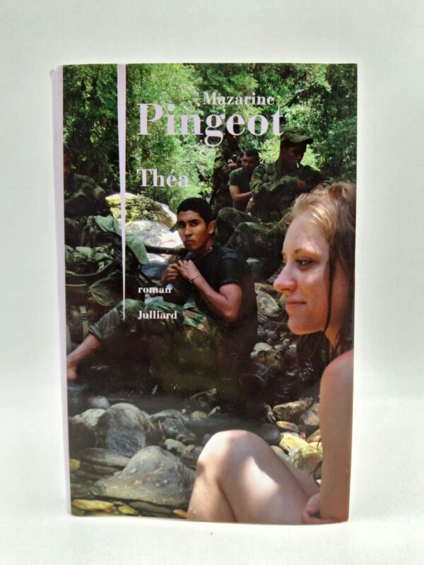 L'intrigue suit une jeune femme nommée Théa qui s'envole pour la Colombie afin de retrouver la trace d'un père dont elle ne sait presque rien. Son voyage la mène au cœur de la jungle, l'obligeant à se confronter à la violence politique et aux secrets de famille enfouis. Le récit explore les thèmes de l'engagement idéologique et de la transmission entre les générations à travers un périple périlleux. Publié par les éditions Julliard, cet ouvrage interroge la part de fiction nécessaire pour construire sa propre réalité face au passé