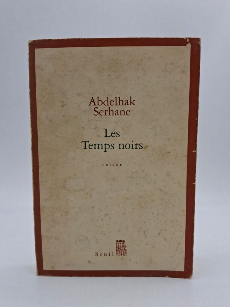 Le récit plonge le lecteur dans une atmosphère oppressante où se mêlent enjeux politiques et drames personnels. L'auteur y dénonce les injustices et les violences qui marquent les périodes de transition et d'incertitude sociale. À travers une plume sans concession, Serhane donne voix aux victimes oubliées des mécanismes de pouvoir. Publié aux éditions du Seuil, cet ouvrage constitue une méditation puissante sur la mémoire et la résilience face à l'adversité.