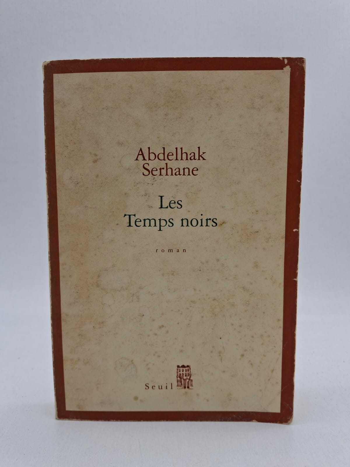 Les Temps noirs-Abdelhak Serhane Le récit plonge le lecteur dans une atmosphère oppressante où se mêlent enjeux politiques et drames personnels. L'auteur y dénonce les injustices et les violences qui marquent les périodes de transition et d'incertitude sociale. À travers une plume sans concession, Serhane donne voix aux victimes oubliées des mécanismes de pouvoir. Publié aux éditions du Seuil, cet ouvrage constitue une méditation puissante sur la mémoire et la résilience face à l'adversité.