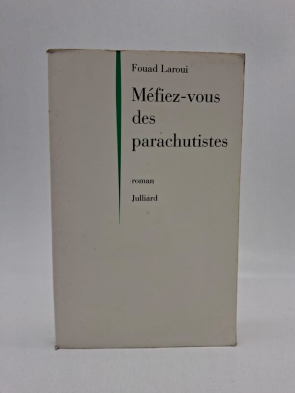 Le récit met en scène des personnages hauts en couleur confrontés à des situations loufoques qui révèlent les contradictions du monde moderne. L'auteur utilise la métaphore des "parachutistes" pour désigner ceux qui sont parachutés dans des postes de pouvoir sans légitimité ni compétence. Le style est vif, marqué par une ironie mordante qui n'épargne ni l'administration, ni les élites. Publié par les éditions Julliard, ce livre s'inscrit dans la lignée des œuvres de Laroui qui interrogent l'identité marocaine avec une distance salvatrice et une érudition joyeuse.