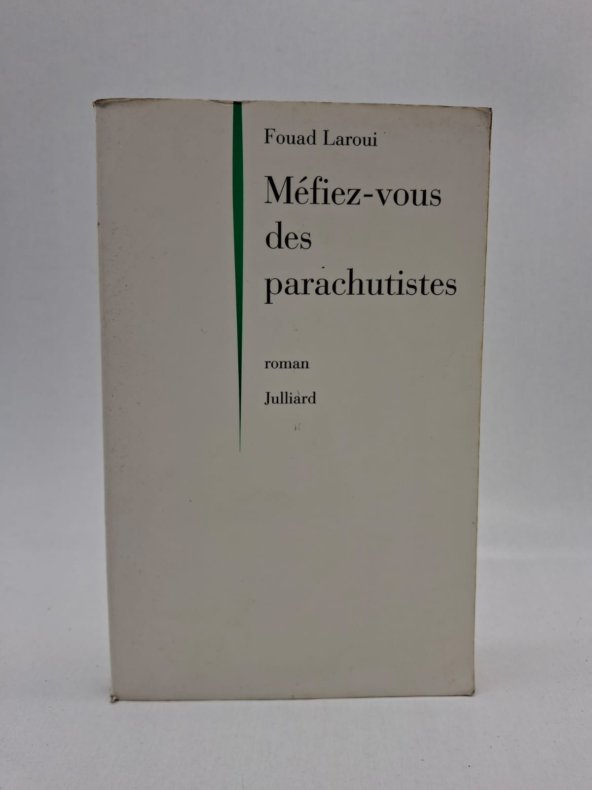 Méfiez-vous des parachutistes-Fouad Laroui Le récit met en scène des personnages hauts en couleur confrontés à des situations loufoques qui révèlent les contradictions du monde moderne. L'auteur utilise la métaphore des "parachutistes" pour désigner ceux qui sont parachutés dans des postes de pouvoir sans légitimité ni compétence. Le style est vif, marqué par une ironie mordante qui n'épargne ni l'administration, ni les élites. Publié par les éditions Julliard, ce livre s'inscrit dans la lignée des œuvres de Laroui qui interrogent l'identité marocaine avec une distance salvatrice et une érudition joyeuse.