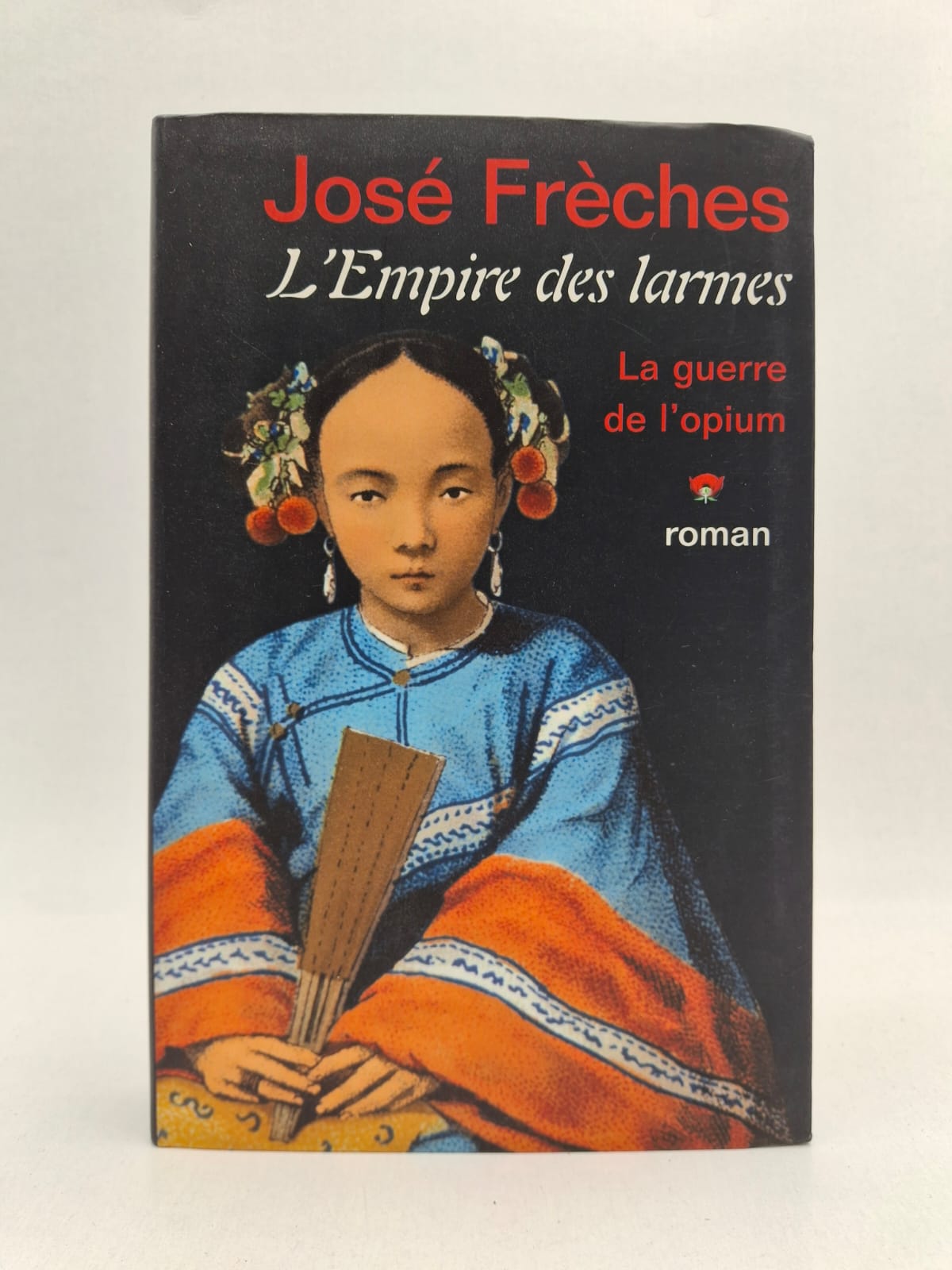 L'Empire des larmes - José Frèches. Le récit relate les événements tragiques liés aux guerres de l'opium, marquant le déclin de la dynastie Qing face aux ambitions coloniales britanniques. L'auteur, sinologue de formation, mêle rigueur historique et souffle romanesque pour dépeindre les intrigues de la Cité interdite et les champs de bataille. À travers le destin de personnages variés, le livre explore les thèmes de la dépendance, de la trahison et de la chute d'un empire millénaire. L'œuvre offre un regard immersif sur une période charnière qui a façonné les relations diplomatiques modernes avec la Chine.