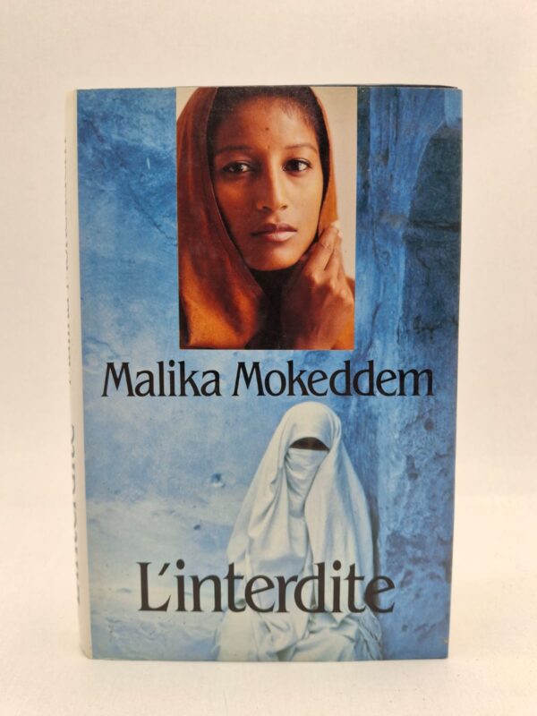 Sultana, médecin installée en France, retourne dans son village natal en Algérie suite au décès d'un ami. Elle s'y heurte violemment à la montée de l'intégrisme et aux interdits rigides qui étouffent la liberté des femmes. Son séjour devient un acte de résistance où elle confronte ses souvenirs d'enfance à la réalité brutale d'une société en pleine mutation. Entre deuil personnel et combat collectif, elle cherche à briser le silence imposé par une culture de l'exclusion.