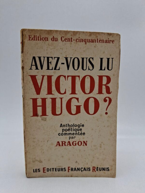 Dans cet ouvrage, Louis Aragon propose une sélection rigoureuse des plus belles pièces poétiques de Victor Hugo pour redonner vie à son génie. Chaque poème est accompagné de commentaires qui éclairent le contexte historique et la force littéraire de l'œuvre hugolienne. Cette anthologie vise à briser les clichés scolaires pour révéler l'homme engagé et le visionnaire derrière les vers. C'est une invitation à redécouvrir l'immensité d'un patrimoine poétique essentiel à la langue française.