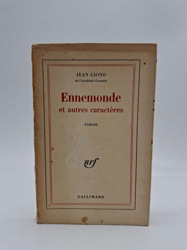 Le récit brosse le portrait d'Ennemonde Girard, une femme imposante et indomptable vivant dans le haut pays de Provence. Autour d'elle gravite une galerie de personnages aux "caractères" marqués, ancrés dans une nature sauvage et parfois cruelle. Giono y explore les passions humaines les plus brutes, du désir à la jalousie, avec une langue riche et sensuelle. C'est une célébration de la force de vie terrestre où les paysages du Contadour deviennent les témoins d'une existence hors du temps.
