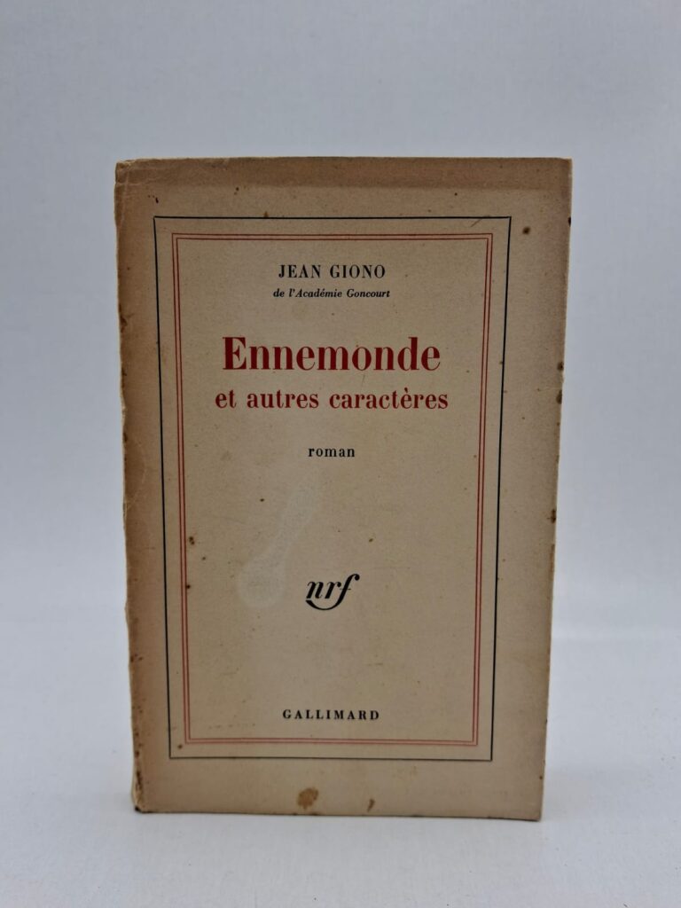 Le récit brosse le portrait d'Ennemonde Girard, une femme imposante et indomptable vivant dans le haut pays de Provence. Autour d'elle gravite une galerie de personnages aux "caractères" marqués, ancrés dans une nature sauvage et parfois cruelle. Giono y explore les passions humaines les plus brutes, du désir à la jalousie, avec une langue riche et sensuelle. C'est une célébration de la force de vie terrestre où les paysages du Contadour deviennent les témoins d'une existence hors du temps.