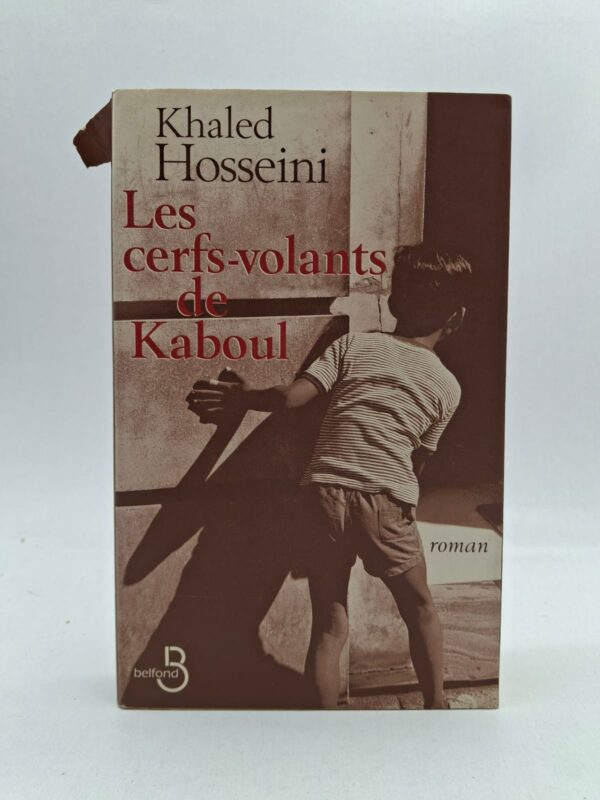 Amir et Hassan grandissent ensemble à Kaboul malgré leurs différences sociales. Après un événement dramatique, Amir trahit son ami et vit avec des regrets. Des années plus tard, il retourne en Afghanistan pour réparer ses erreurs. Le livre parle de l’amitié, du pardon et des conséquences des choix humains.