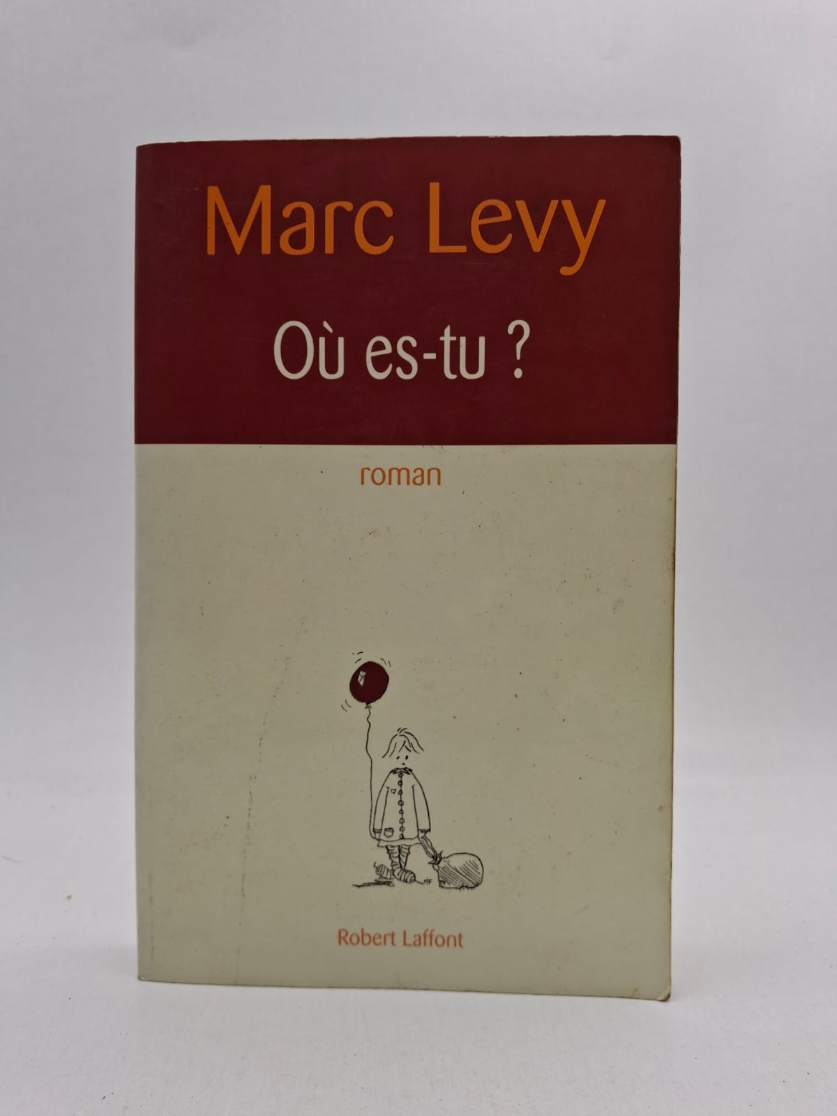 Où es-tu ? Marc Levy Philip et Susan s’aiment depuis l’enfance mais leurs chemins deviennent différents. Susan choisit une mission humanitaire loin de chez elle pour aider les autres. Malgré la distance et les années, leur amour reste fort mais compliqué. Le roman parle de sacrifice, d’amour et des choix qui changent une vie.