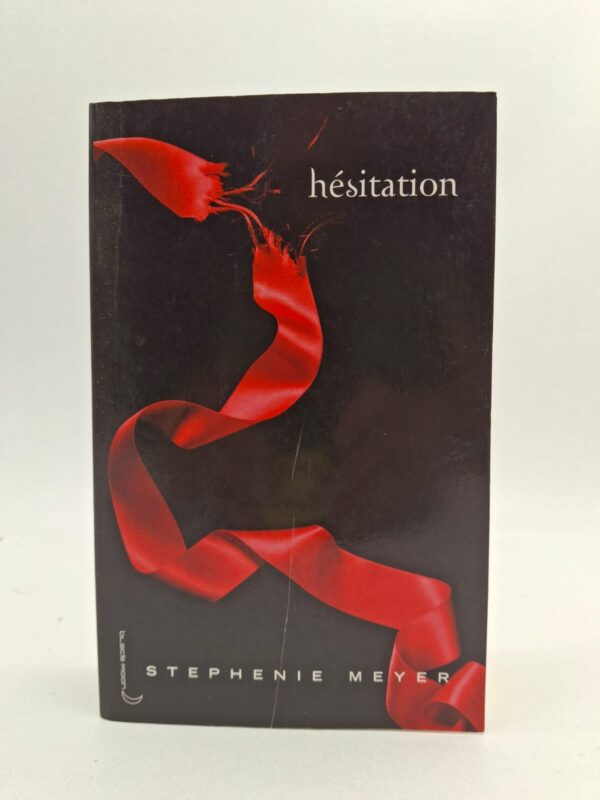 Bella hésite entre son amour pour Edward, le vampire, et son amitié profonde avec Jacob. Pendant ce temps, de nouveaux dangers menacent sa vie et celle de ses proches. Les tensions entre vampires et loups-garous deviennent de plus en plus fortes. Le roman mélange romance, action et aventures surnaturelles.