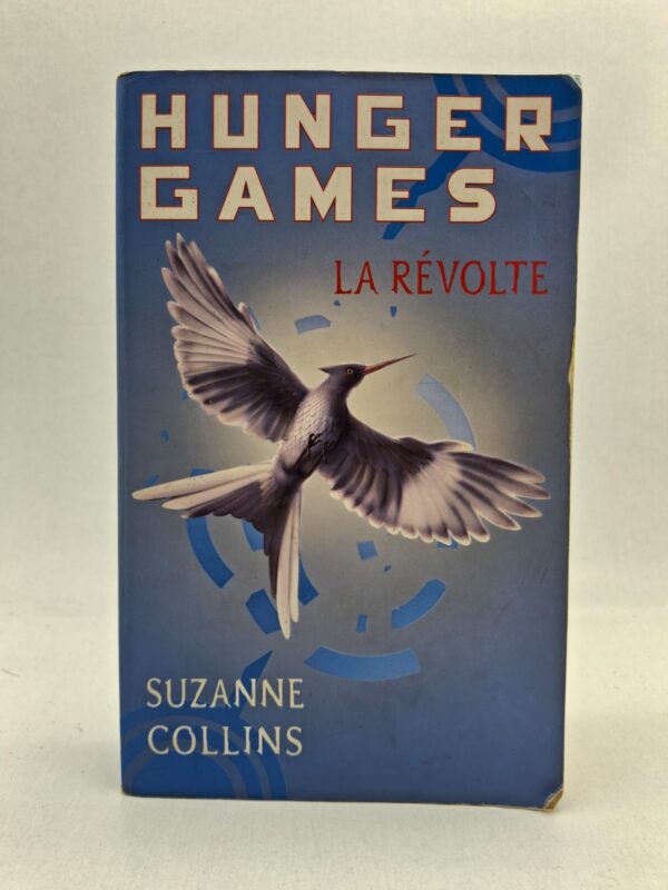 Katniss devient le symbole de la rébellion contre le Capitole après les Hunger Games. Les districts se soulèvent pour obtenir leur liberté et mettre fin à l’injustice. Katniss doit faire face à la guerre, aux pertes et à des choix difficiles. Le roman mélange action, émotion et lutte pour la liberté.