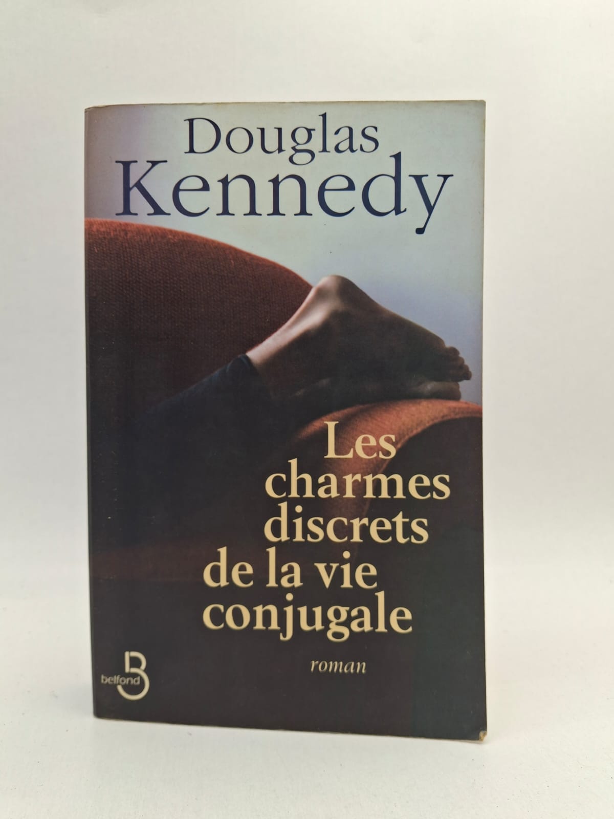 Les charmes discrets de la vie conjugale Douglas Kennedy Hannah mène une vie familiale qui semble parfaite mais se sent enfermée dans son quotidien. Elle doit faire face à des problèmes de couple, des secrets et des décisions difficiles. Peu à peu, elle cherche à retrouver son indépendance et son bonheur. Le roman parle d’amour, de liberté et des réalités de la vie conjugale.