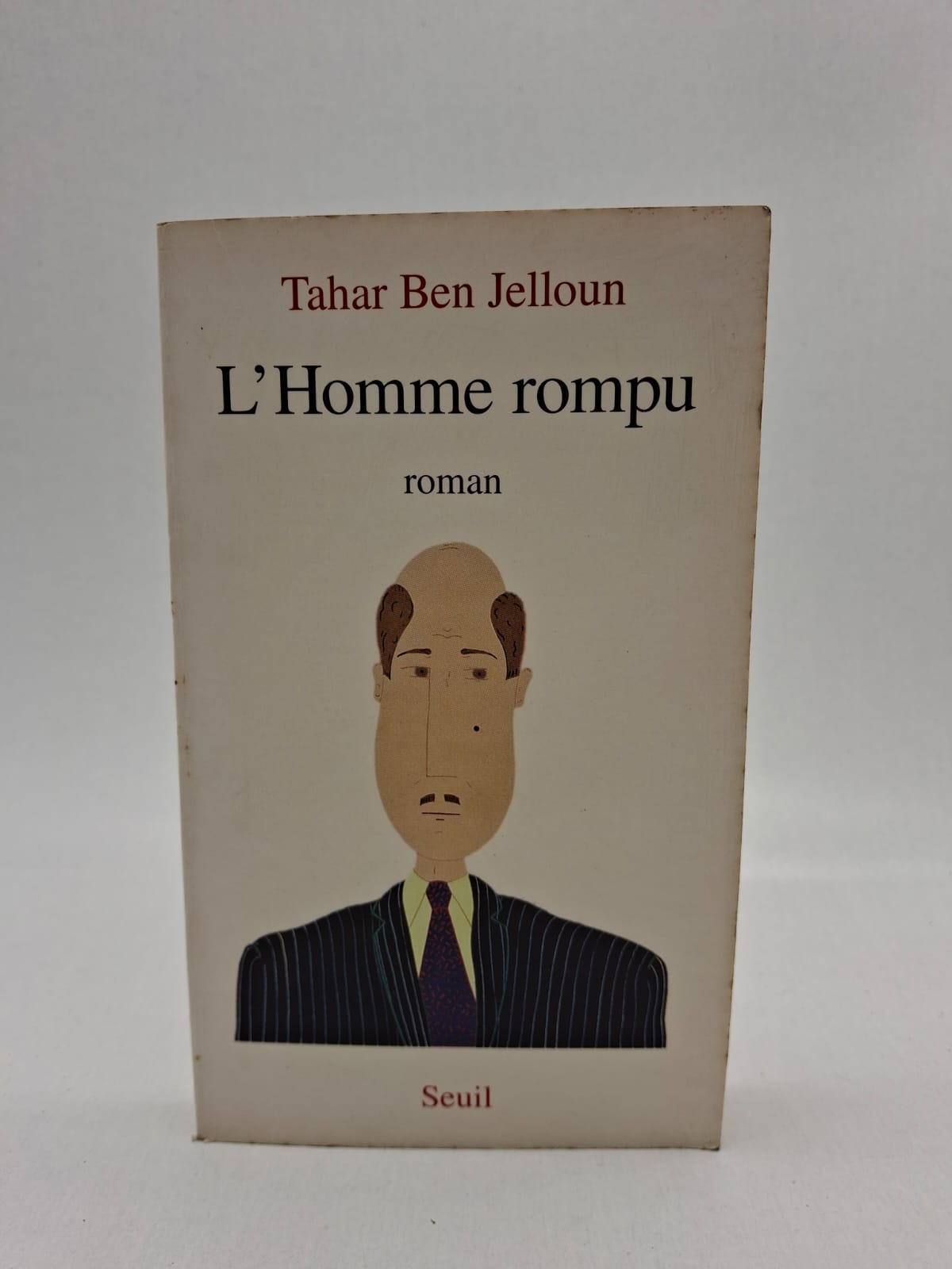 L'Homme rompu-Tahar Ben Jelloun Mourad est un fonctionnaire honnête qui a toujours refusé de céder à la corruption, vivant modestement avec sa famille. Sous la pression constante de son entourage et des difficultés financières, il finit par accepter un premier pot-de-vin. Cet acte marque le début de sa descente aux enfers et de l'effondrement de ses principes moraux. Le récit illustre avec amertume comment un homme "propre" finit par être brisé par un système où la malhonnêteté est la norme.