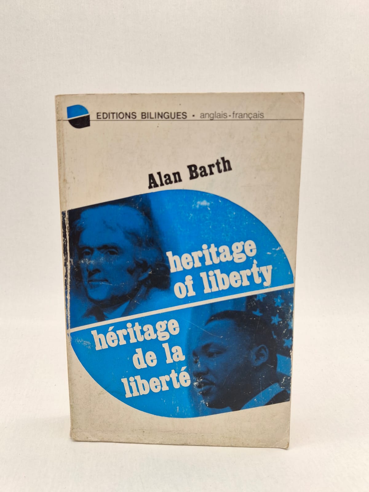 Héritage de la liberté-Alan Barth L'auteur analyse les documents historiques et les principes philosophiques qui garantissent les droits fondamentaux de l'individu aux États-Unis. À travers les figures de Thomas Jefferson et Martin Luther King, il examine les luttes pour l'égalité et la liberté d'expression. Le livre souligne l'importance de la vigilance citoyenne pour protéger ces acquis contre les dérives du pouvoir étatique. Cette édition bilingue permet également une étude comparative terminologique de la pensée libérale classique et moderne.