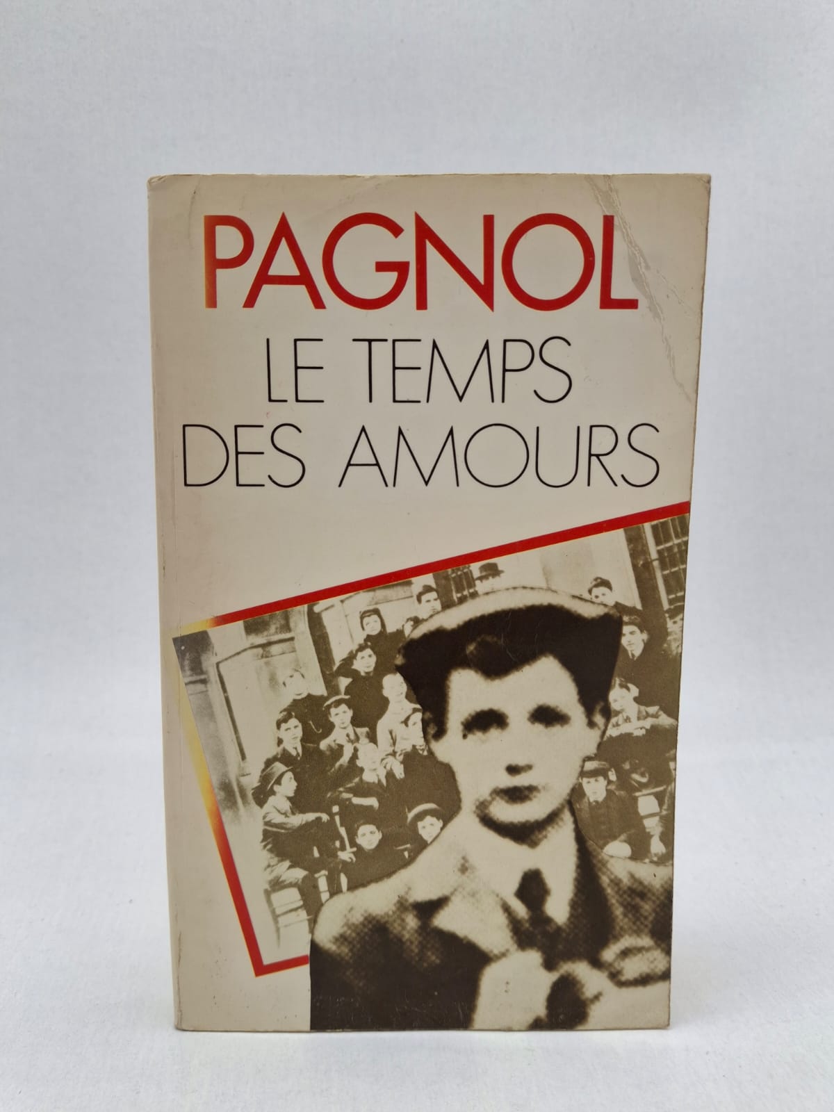 Le Temps des amours-Marcel Pagnol Marcel entre au lycée de Marseille où il découvre de nouvelles amitiés, les premières rivalités scolaires et surtout l'éveil des sentiments amoureux. Entre les études sérieuses et les vacances toujours attendues dans les collines de Provence, le jeune narrateur grandit et affine son regard sur le monde. Le récit mêle avec tendresse les anecdotes lycéennes aux portraits savoureux de ses professeurs et de ses camarades de classe. C'est le passage définitif de l'enfance à l'adolescence, porté par l'humour et la poésie caractéristiques de l'auteur.