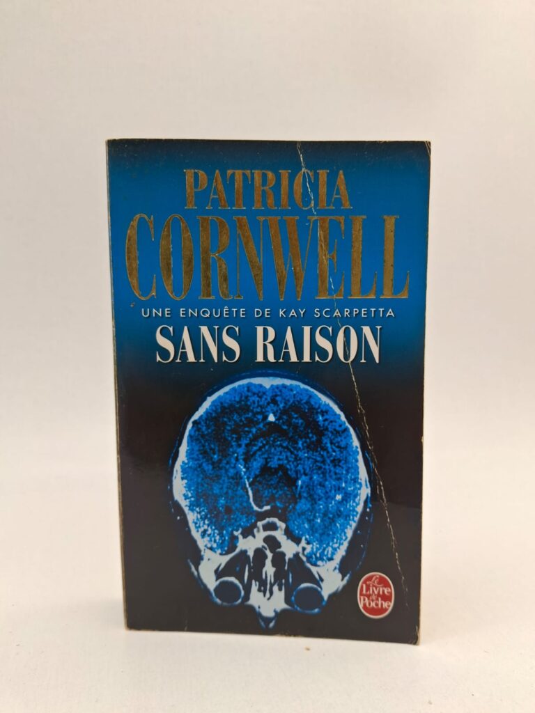 Le docteur Kay Scarpetta est appelée sur une scène de crime particulièrement macabre où une femme a été sauvagement assassinée sans motif apparent. L'enquête se complique lorsque des indices technologiques et médicaux suggèrent l'implication d'un tueur aussi intelligent que dénué de remords. Accompagnée de son fidèle collègue Pete Marino et de sa nièce Lucy, Scarpetta doit utiliser les dernières avancées de la médecine légale pour traquer ce prédateur de l'ombre. Le récit explore avec une précision clinique les tréfonds de la psychologie criminelle et les limites de la science face à la folie humaine