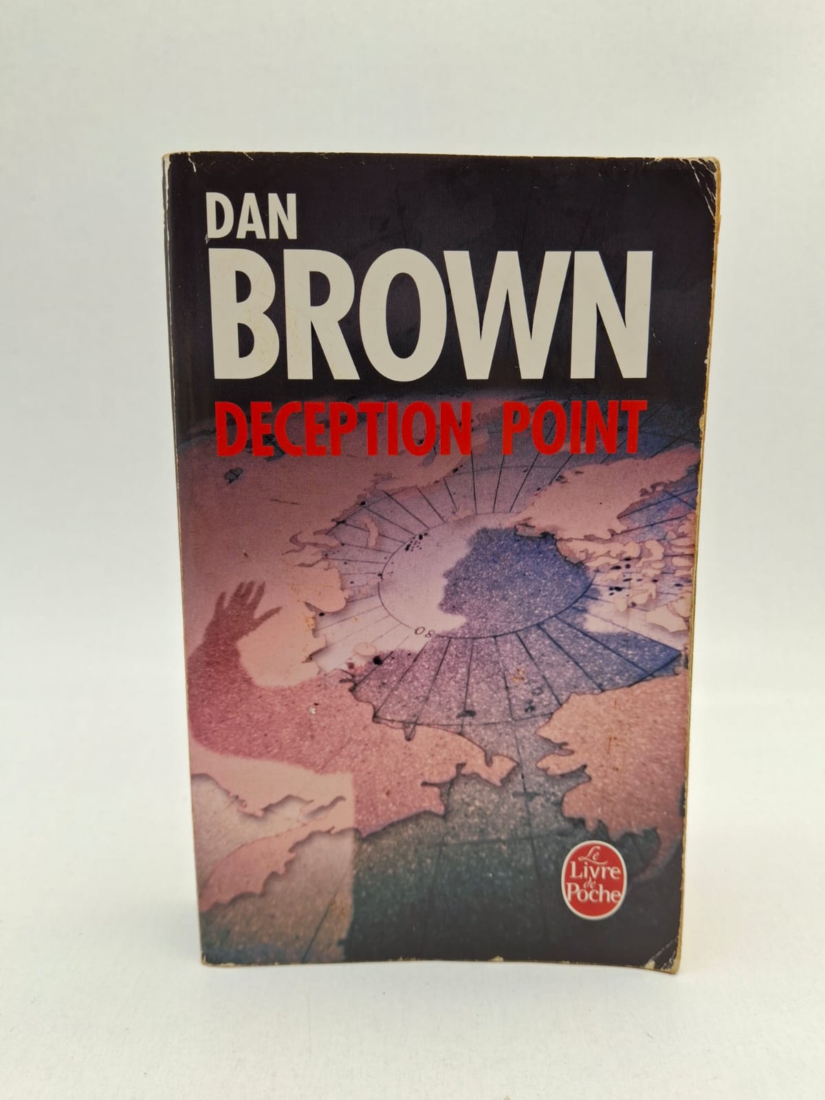 Deception Point-Dan Brown Lorsqu'un satellite de la NASA détecte un objet mystérieux enfoui dans la glace de l'Arctique, la Maison-Blanche y voit une opportunité politique cruciale. Rachel Sexton, analyste du renseignement, est envoyée sur place pour authentifier cette découverte qui pourrait prouver l'existence d'une vie extraterrestre. Cependant, elle découvre rapidement des preuves de supercherie et se retrouve traquée par une équipe de tueurs déterminés à protéger ce secret d'État. Le récit est une course effrénée pour la survie et la vérité, où les enjeux technologiques et électoraux se rejoignent dans un climat de trahison absolue