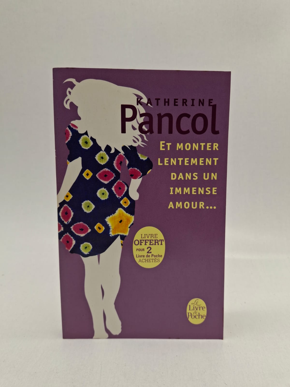Et monter lentement dans un immense amour...-Katherine Pancol L'histoire suit le cheminement intérieur d'une narratrice qui livre ses réflexions sur la naissance et la croissance d'une passion dévorante. À travers une écriture sensible, l'autrice décortique les moments de doute, d'attente et l'exaltation liés à la découverte de l'autre. Le récit souligne comment l'amour transforme la perception du quotidien, rendant chaque instant plus intense et significatif. C'est une exploration poétique de la vulnérabilité humaine et de la force invisible qui pousse les êtres à s'unir.