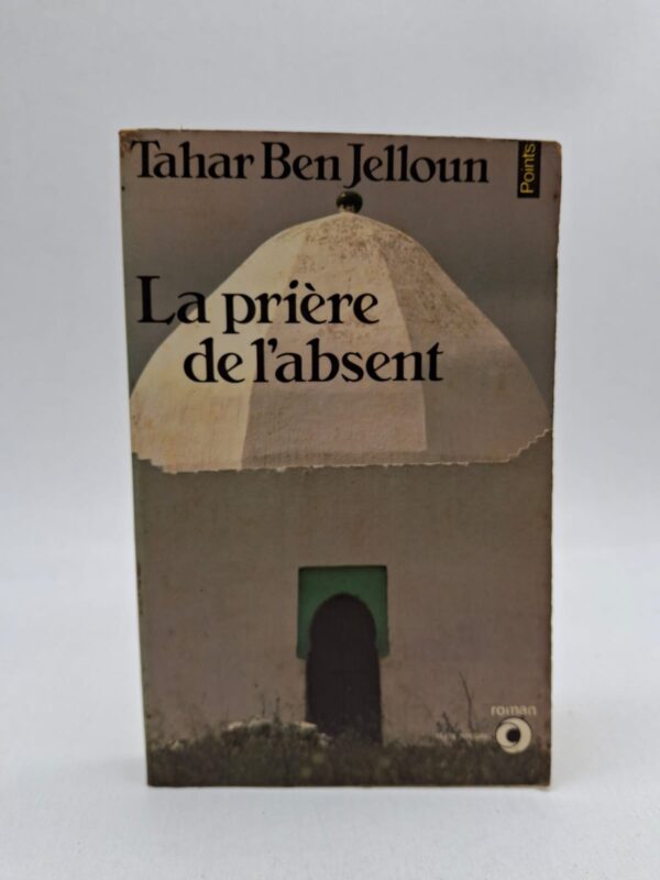 Un groupe de personnages marginaux, dont un vieux savant et un enfant amnésique, entreprend un pèlerinage du nord au sud du Maroc vers le tombeau d'un saint. Ce voyage physique se double d'une errance mystique où la mémoire individuelle se confond avec l'histoire collective et les mythes du désert. Le récit célèbre la figure de l'Absent, symbole d'une pureté perdue et d'un espoir toujours renouvelé malgré la misère sociale. À travers une écriture onirique, l'auteur tisse un lien sacré entre les êtres déshérités et la terre ancestrale pour panser les blessures de l'âme.