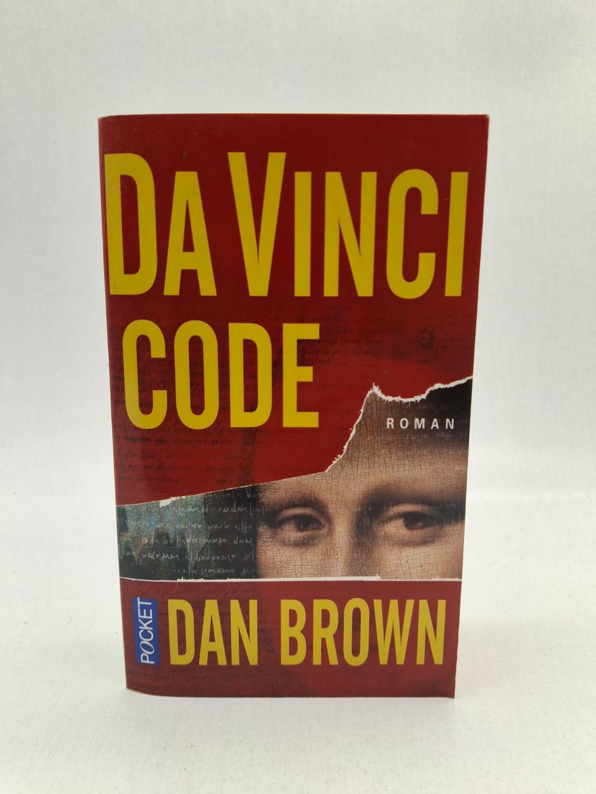 Dan Brown Da Vinci Code Robert Langdon, professeur de symbolique, enquête sur le meurtre du conservateur du Louvre. Avec Sophie Neveu, il découvre des indices cachés dans les œuvres de Léonard de Vinci. Ils cherchent un secret ancien lié au Saint Graal et à une société secrète. Leur aventure est pleine d’énigmes, de poursuites et de révélations surprenantes.
