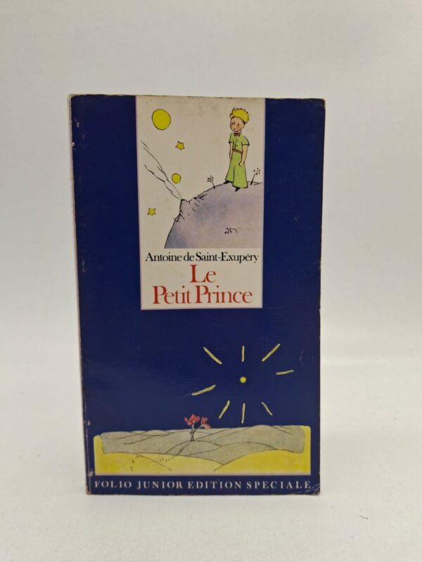 Le Petit Prince voyage de planète en planète pour découvrir le monde. Il rencontre plusieurs personnages étranges qui représentent les défauts des adultes. Sur la Terre, il devient ami avec un aviateur et apprend la valeur de l’amitié. Cette histoire montre que l’essentiel est invisible pour les yeux.