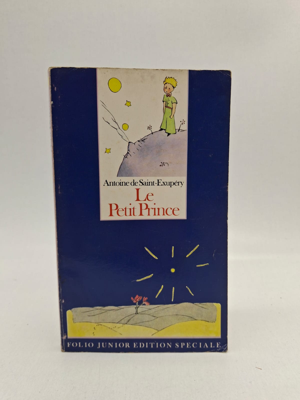 Le Petit Prince Antoine de Saint-Exupéry Le Petit Prince voyage de planète en planète pour découvrir le monde. Il rencontre plusieurs personnages étranges qui représentent les défauts des adultes. Sur la Terre, il devient ami avec un aviateur et apprend la valeur de l’amitié. Cette histoire montre que l’essentiel est invisible pour les yeux.