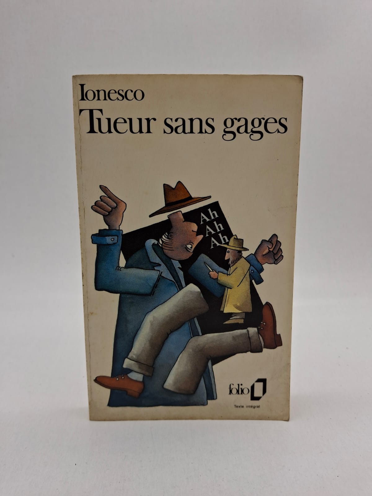 Tueur sans gages Eugène Ionesco Bérenger découvre une cité idéale où règnent le bonheur et la paix. Mais un mystérieux tueur y sème la peur et la mort sans raison. Bérenger tente de comprendre et d’arrêter ce criminel étrange. Ionesco critique la condition humaine et l’absurdité de la société moderne.