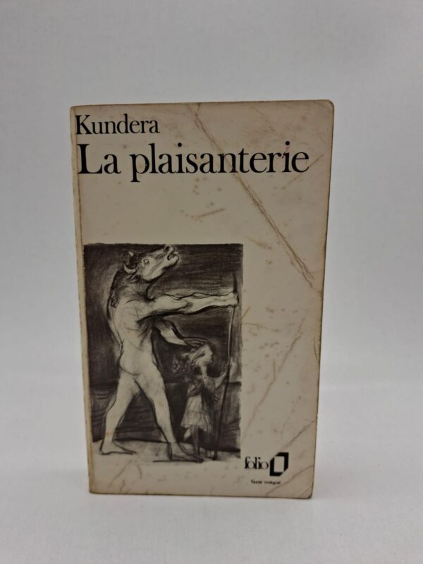L’histoire suit Ludvik, un étudiant tchèque victime d’une sanction politique à cause d’une blague envoyée à une amie. À travers son parcours, le roman critique le totalitarisme, l’injustice et l’absence de liberté individuelle. Kundera explore les thèmes de la vengeance, de l’amour et des erreurs humaines dans une société oppressante.