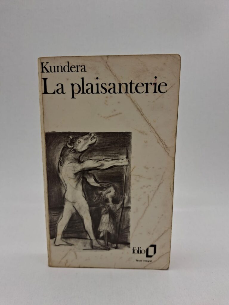 L’histoire suit Ludvik, un étudiant tchèque victime d’une sanction politique à cause d’une blague envoyée à une amie. À travers son parcours, le roman critique le totalitarisme, l’injustice et l’absence de liberté individuelle. Kundera explore les thèmes de la vengeance, de l’amour et des erreurs humaines dans une société oppressante.