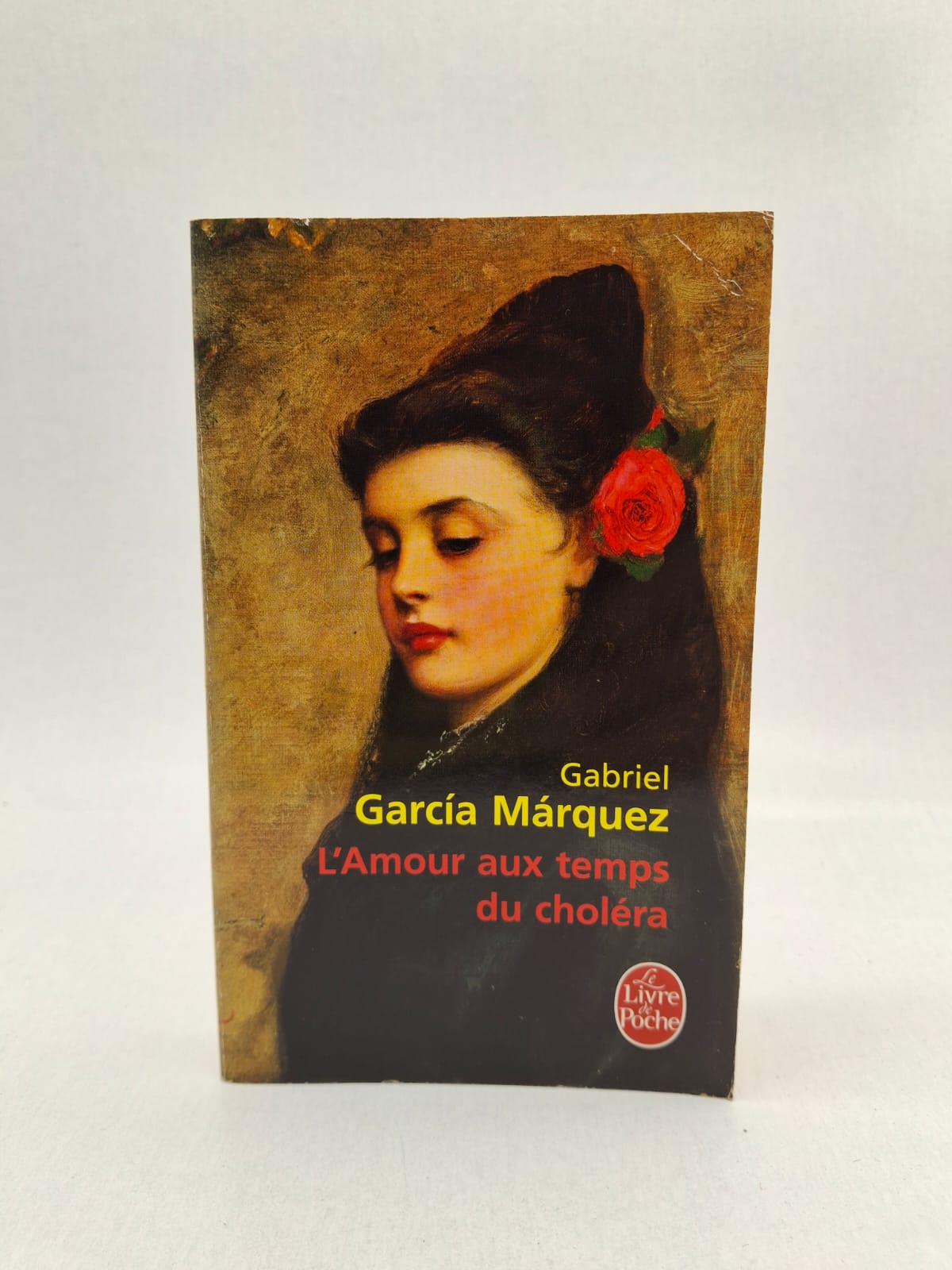 L'Amour aux temps du choléra - Gabriel García Márquez L'histoire raconte l'amour inconditionnel de Florentino Ariza pour Fermina Daza, une passion qui survit à plus de cinquante ans de séparation. Après le mariage de Fermina avec le prestigieux docteur Juvenal Urbino, Florentino attend patiemment la mort de son rival pour déclarer à nouveau sa flamme. Le récit suit l'évolution de ces personnages dans une ville des Caraïbes marquée par les épidémies et les mutations sociales de la fin du XIXe siècle. C'est une épopée romantique sublime qui compare l'état amoureux à une maladie incurable, célébrant la fidélité au-delà des conventions sociales.