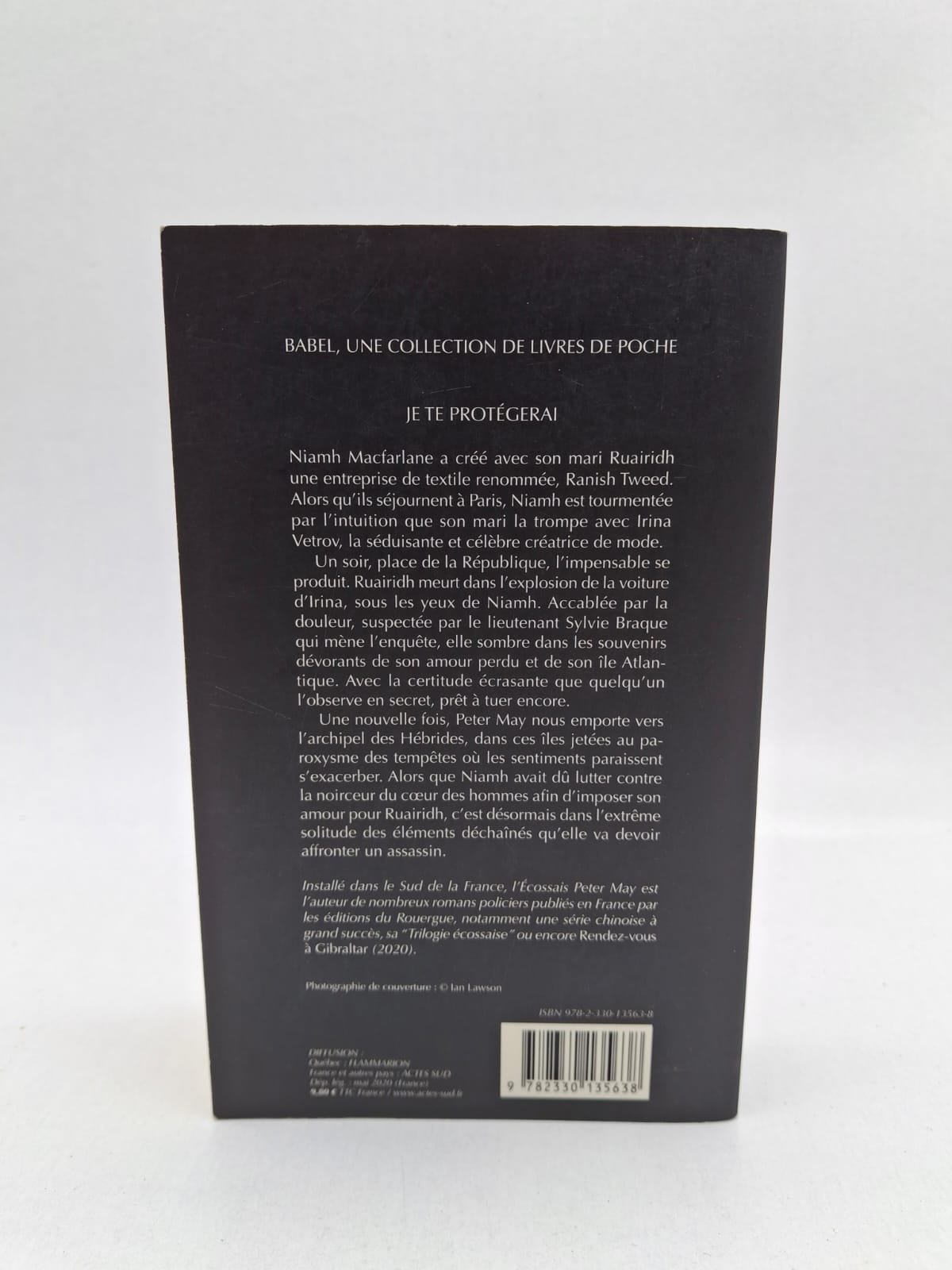 Je te protégerai Peter May L’histoire suit un homme confronté à des événements mystérieux liés à un ancien crime. Au fil de l’enquête, des secrets enfouis ressurgissent et mettent plusieurs vies en danger. Le roman explore les thèmes de la mémoire, de la culpabilité et de la protection des êtres aimés. Avec une intrigue intense et un décor saisissant, Peter May maintient le suspense jusqu’à la fin.