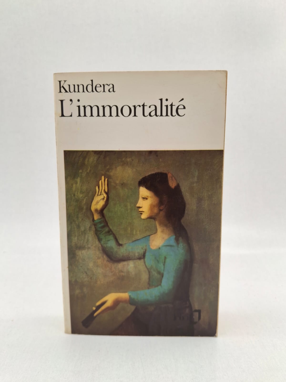 L’immortalité Milan Kundera L’histoire suit plusieurs personnages dont les vies se croisent autour des thèmes de l’amour, de l’identité et de la mémoire. Kundera mêle fiction, philosophie et réflexion sur la célébrité et le besoin de laisser une trace après la mort. Le roman interroge les sentiments humains, les relations familiales et les contradictions de la société moderne.