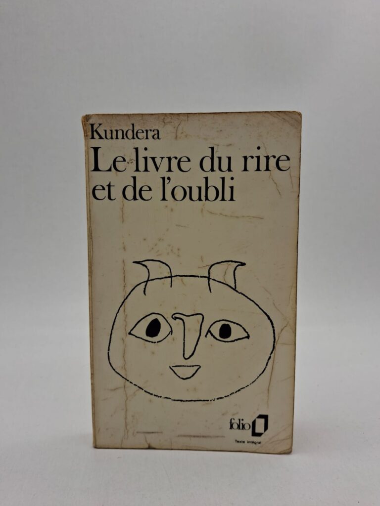 L’œuvre est composée de plusieurs récits liés par les thèmes du rire, de l’oubli et de la liberté. Kundera évoque les conséquences du régime totalitaire sur la vie privée et la mémoire collective. Les personnages cherchent à préserver leurs souvenirs et leur identité face à l’effacement du passé.
