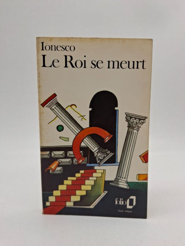 Le roi Bérenger 1er apprend dès le début de la pièce qu'il va mourir à la fin de la représentation, alors que son royaume s'effondre littéralement autour de lui. Entouré de ses deux épouses, Marguerite et Marie, il passe par toutes les étapes du deuil : le déni, la révolte, puis la lente résignation. La pièce met en scène l'agonie d'un homme qui refuse de perdre son emprise sur un monde qui n'obéit plus à ses ordres. C'est une métaphore universelle sur la condition humaine face à l'inéluctabilité de la mort et la perte de toute toute-puissance.