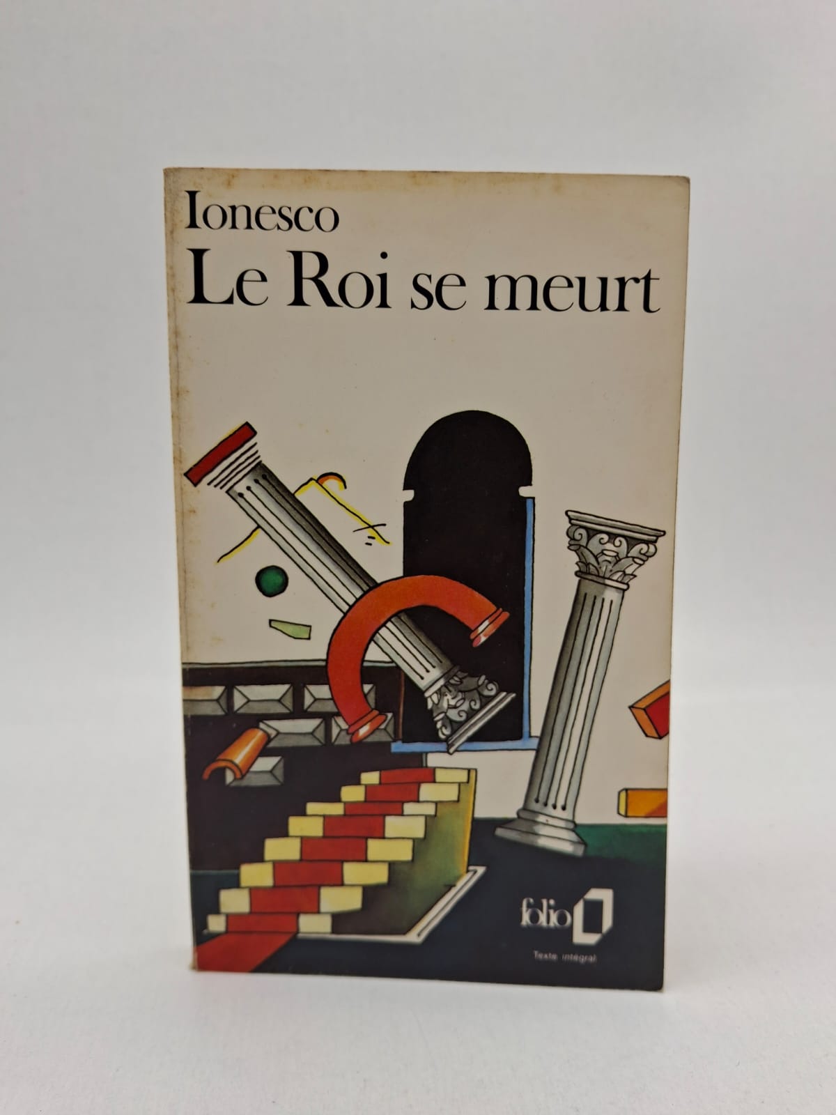 Le Roi se meurt - Eugène Ionesco Le roi Bérenger 1er apprend dès le début de la pièce qu'il va mourir à la fin de la représentation, alors que son royaume s'effondre littéralement autour de lui. Entouré de ses deux épouses, Marguerite et Marie, il passe par toutes les étapes du deuil : le déni, la révolte, puis la lente résignation. La pièce met en scène l'agonie d'un homme qui refuse de perdre son emprise sur un monde qui n'obéit plus à ses ordres. C'est une métaphore universelle sur la condition humaine face à l'inéluctabilité de la mort et la perte de toute toute-puissance.