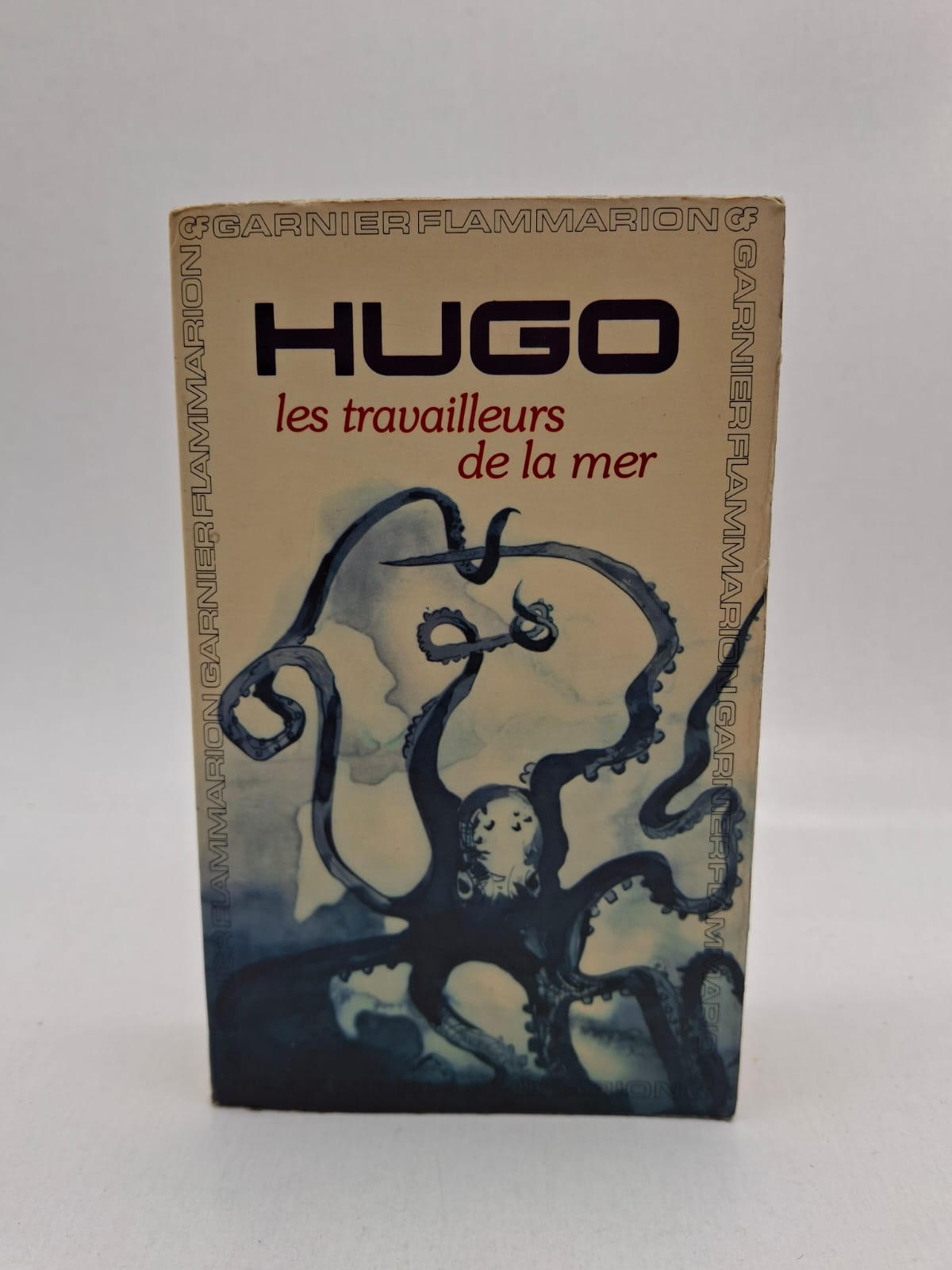 Les Travailleurs de la mer - Victor Hugo L'histoire met en scène Gilliatt, un marin solitaire et rejeté, qui accepte de relever un défi impossible pour gagner la main de la belle Déruchette. Il doit seul, au milieu des récifs, déséchouer la machine à vapeur d'un navire naufragé tout en luttant contre les éléments déchaînés. Le récit atteint son apogée lors d'un combat épique contre une pieuvre géante, symbole des forces obscures de la nature. C'est une œuvre profonde qui explore la lutte de l'homme contre l'Anankè (la fatalité) de la nature et le sacrifice amoureux.