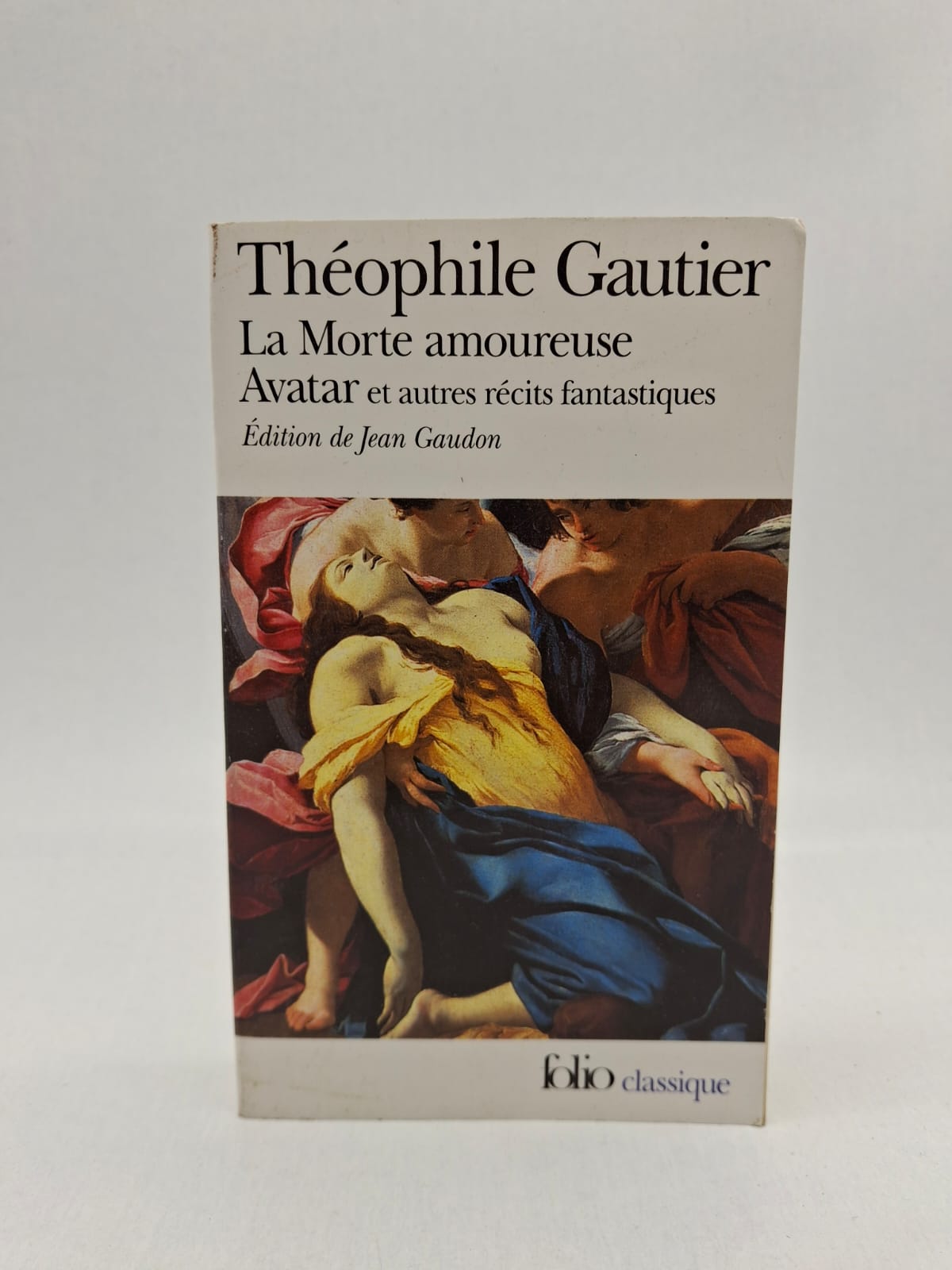 La Morte amoureuse, Avatar et autres récits fantastiques - Théophile Gautier. Le récit principal suit Romuald, un jeune prêtre dont la vie bascule le jour de son ordination lorsqu'il croise le regard de la mystérieuse courtisane Clarimonde. Il mène alors une double existence vertigineuse, serviteur de Dieu le jour et amant d'une femme vampire la nuit, entre rêve et réalité. L'œuvre explore le thème de la tentation et de la dualité humaine à travers une atmosphère gothique richement détaillée. Le recueil inclut également d'autres récits comme Avatar, traitant de la métempsycose et de l'échange des âmes par amour.