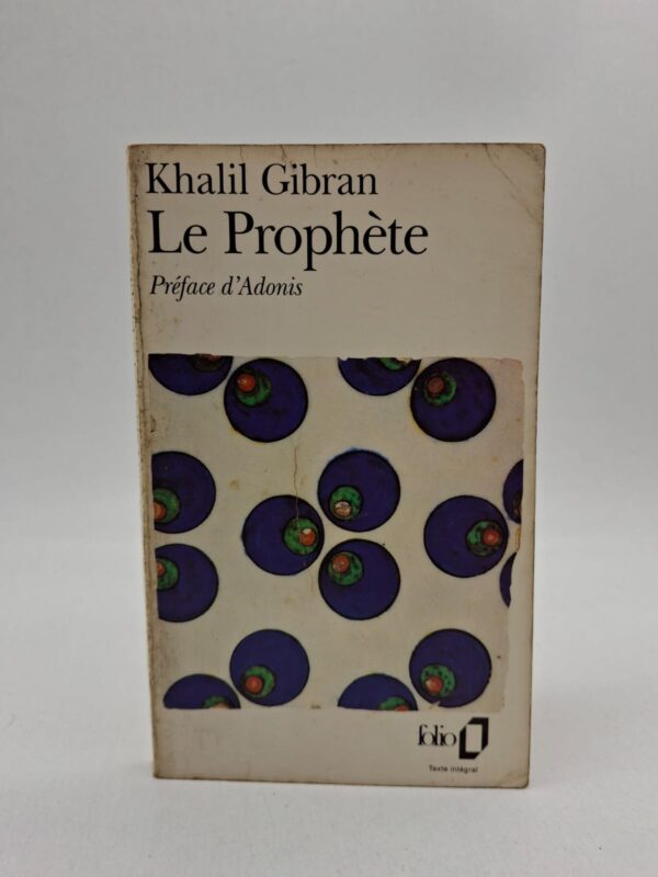 L’œuvre présente les discours du prophète Almustafa avant son départ d’une ville où il a vécu plusieurs années. À travers différents thèmes comme l’amour, le travail, la liberté et la douleur, il partage sa sagesse avec les habitants. Le livre propose une vision humaniste et spirituelle de la vie fondée sur la paix intérieure et la compréhension de l’autre.