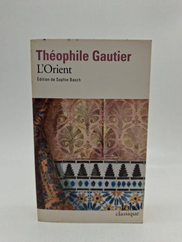Le recueil transporte le lecteur à travers Malte, l'Algérie, la Turquie et l'Égypte, portés par le regard minutieux d'un écrivain qui se veut "peintre" des mots. Gautier y décrit avec une sensualité débordante les bazars, les paysages désertiques et l'architecture locale, fuyant la grisaille de l'Europe industrielle. Au-delà du simple témoignage, l'auteur cherche à saisir l'âme d'une civilisation millénaire avant qu'elle ne soit trop transformée par l'influence occidentale. C'est une célébration du voyage comme expérience sensorielle totale, où chaque escale devient un tableau vivant riche en détails exotiques et poétiques